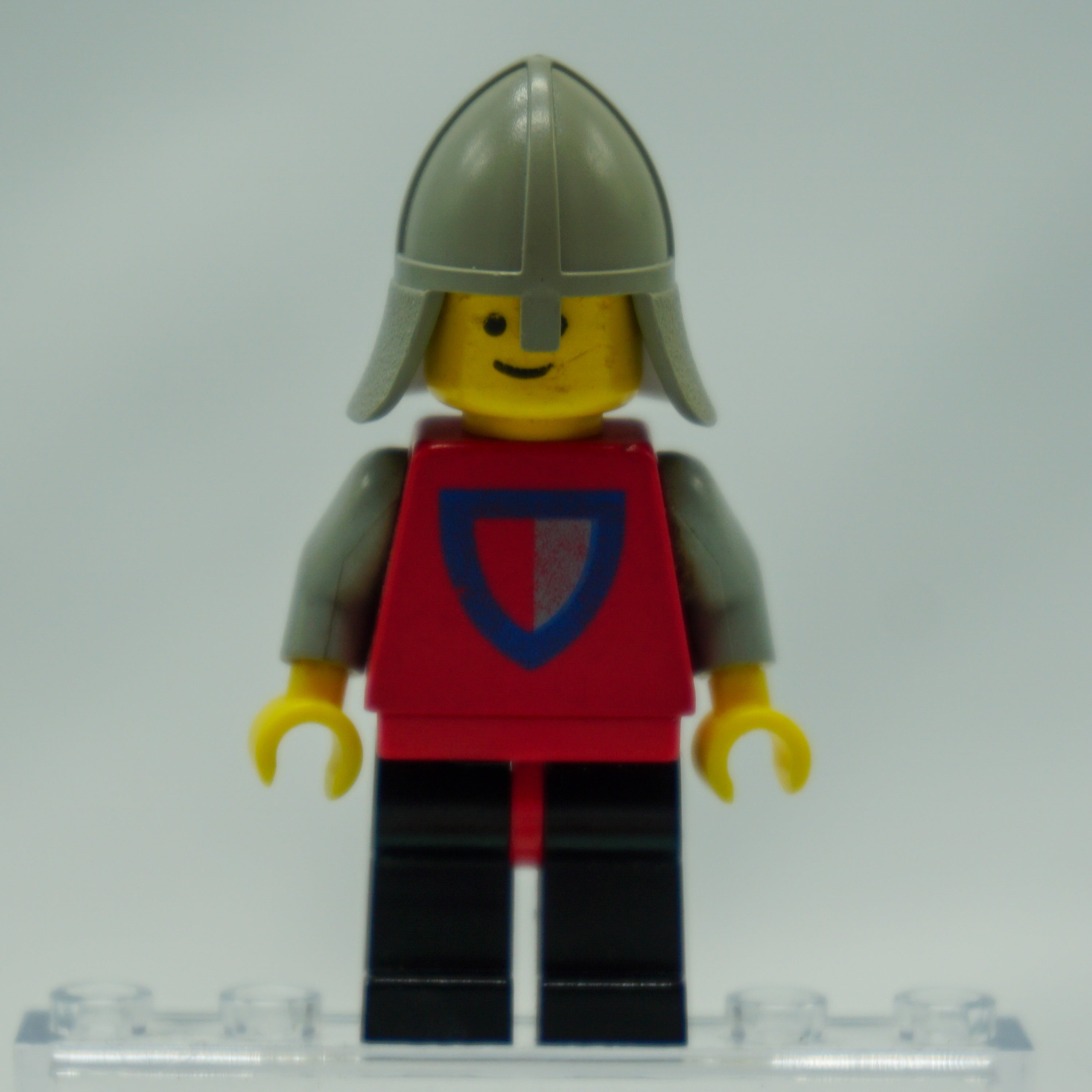 Minifig cas074 - Classic - Knight, Shield Red/Gray, Black Legs with Red Hips, Light Gray Neck-Protector