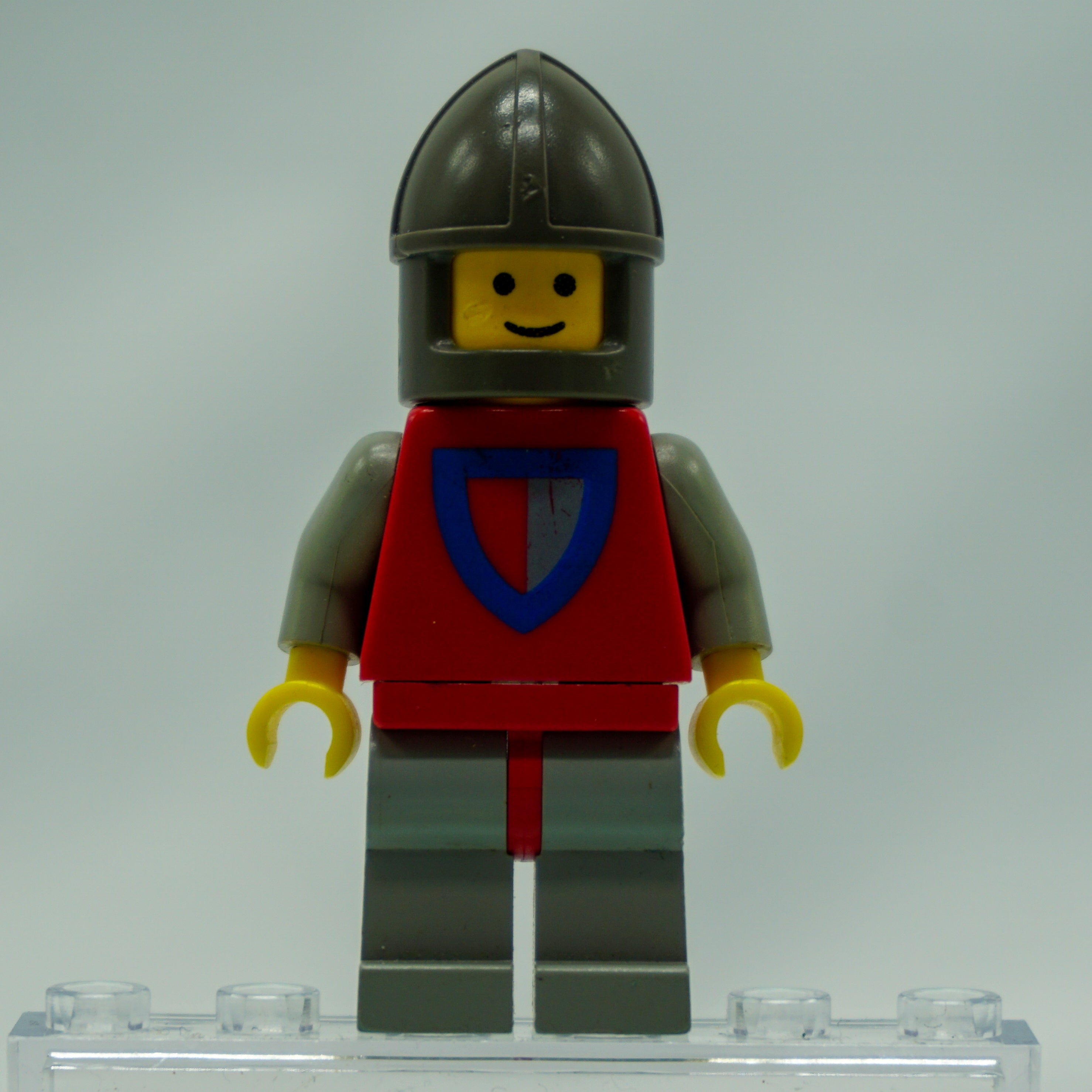 Minifig cas075 - Classic - Knight, Shield Red/Gray, Light Gray Legs with Red Hips, Dark Gray Chin-Guard