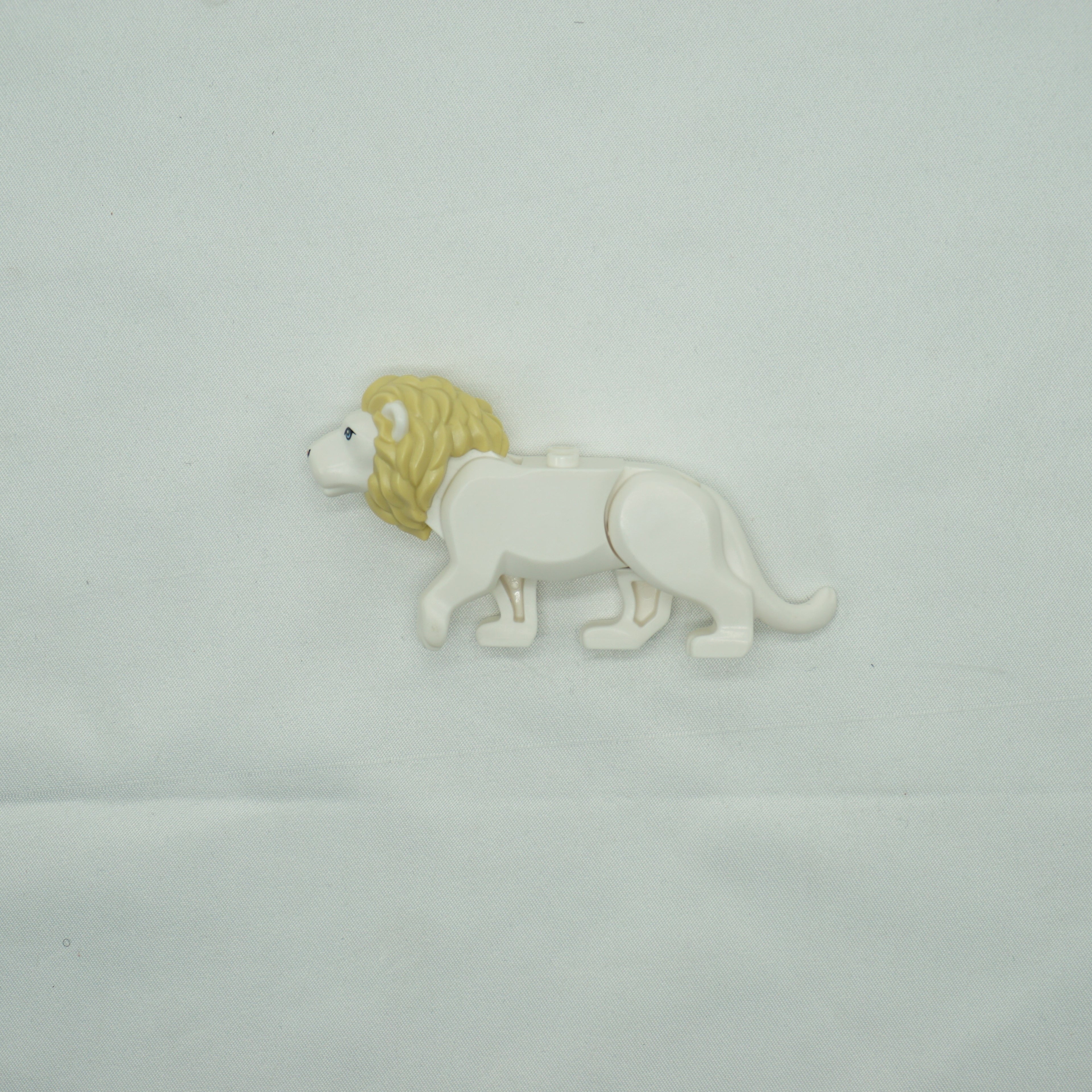 Part bb0787c04pb01 - Cat, Large (Lion) with Tan Mane, Bright Light Blue Eyes and Nougat Nose Pattern