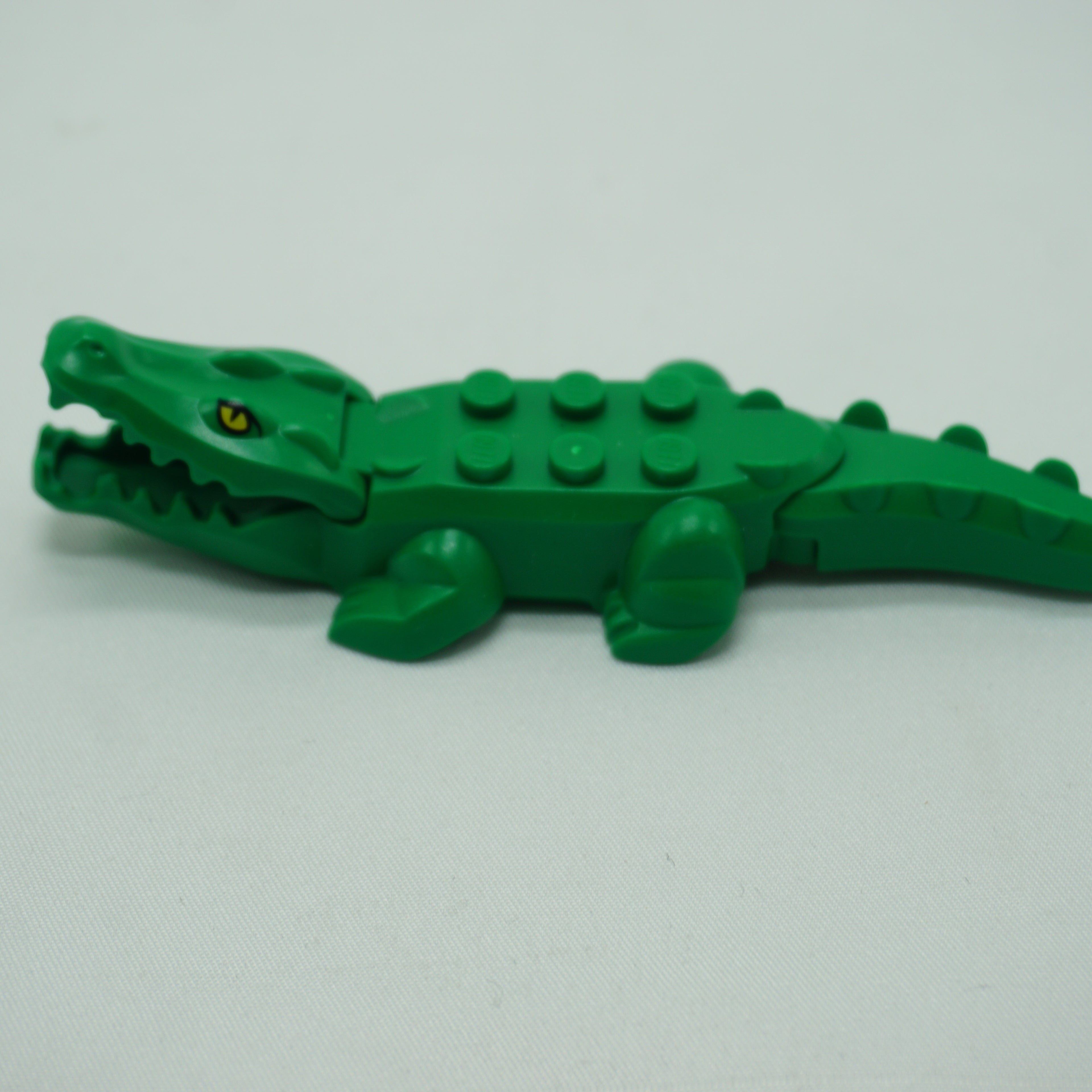 Part 18904c05pb01 - Alligator / Crocodile with 20 Teeth with Yellow Eyes without White Glints Pattern with White Technic, Pin 1/2