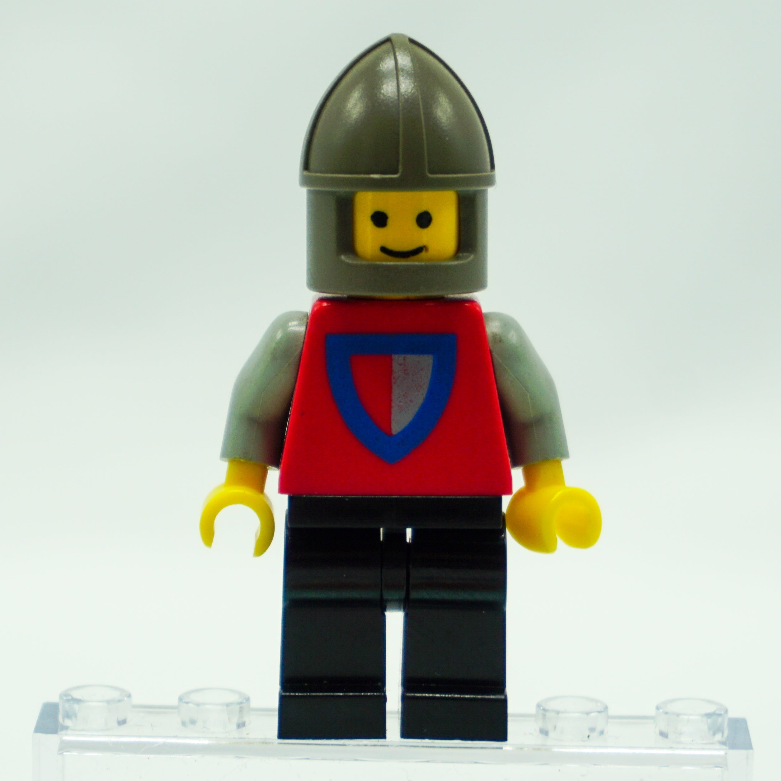 Minifig cas002 - Classic - Knight, Shield Red/Gray, Black Legs, Dark Gray Chin-Guard