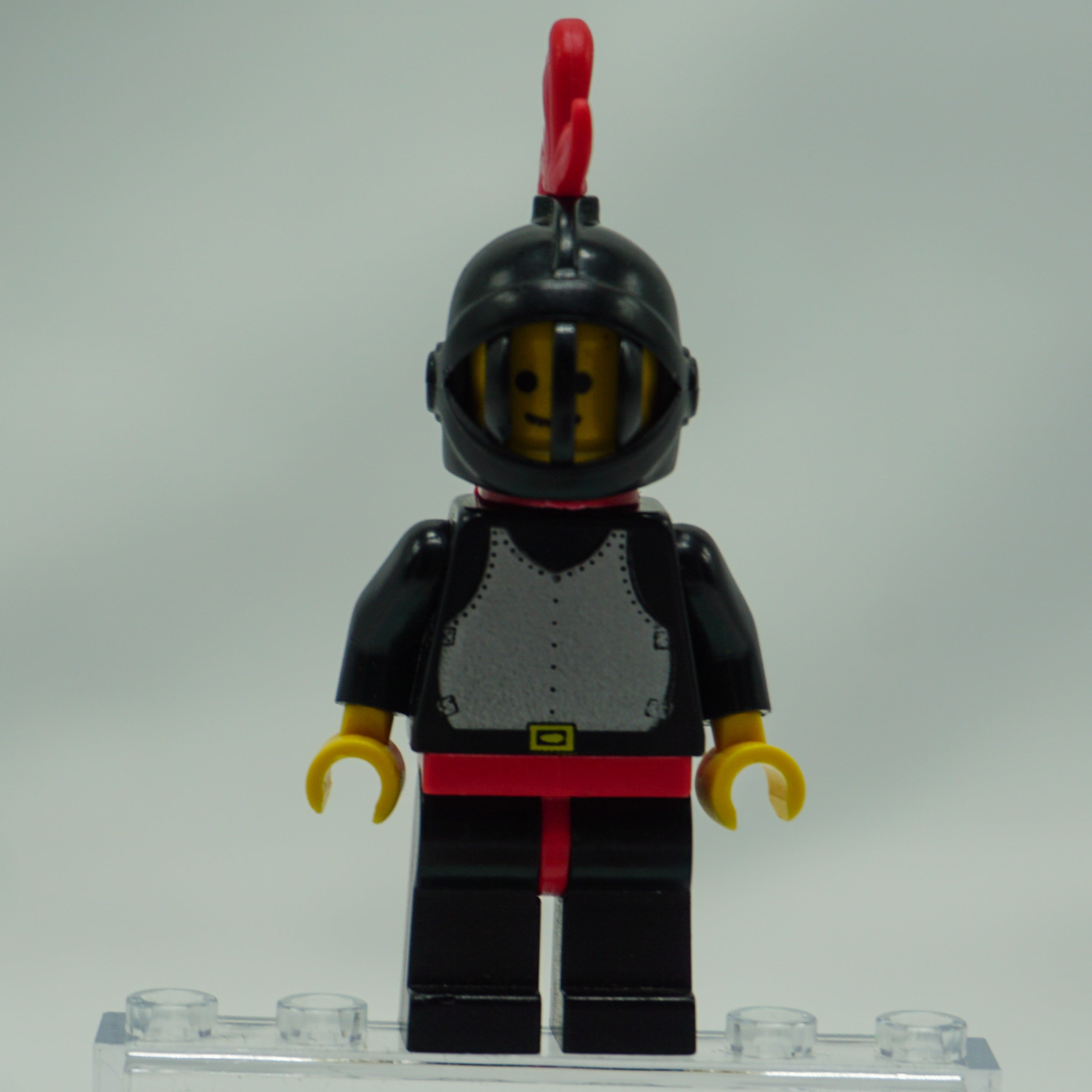 Minifig cas175 - Breastplate - Black, Black Legs with Red Hips, Black Grille Helmet, Red Plume, Red Plastic Cape