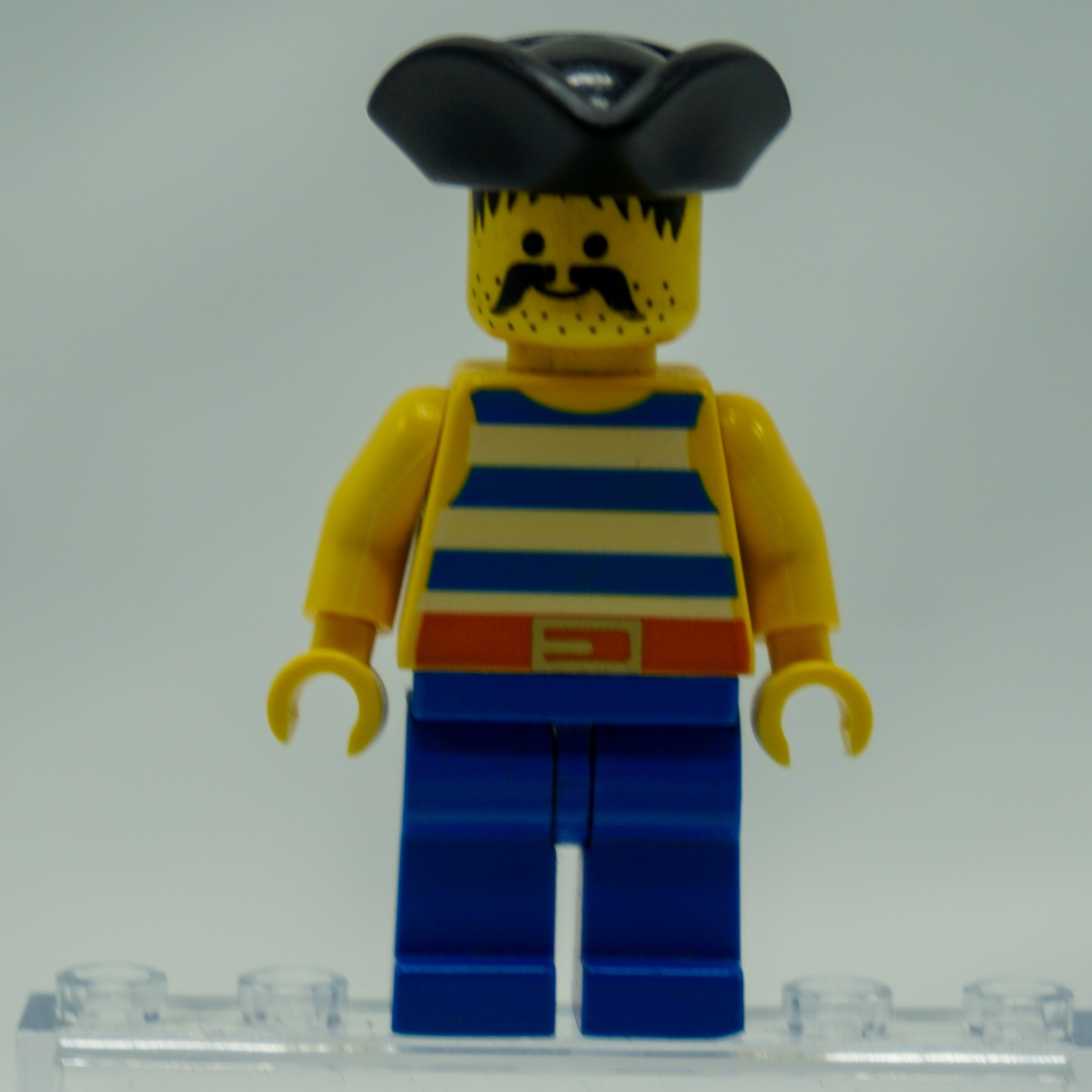 Minifig pi018 - Pirate Blue / White Stripes Shirt, Blue Legs, Black Pirate Triangle Hat