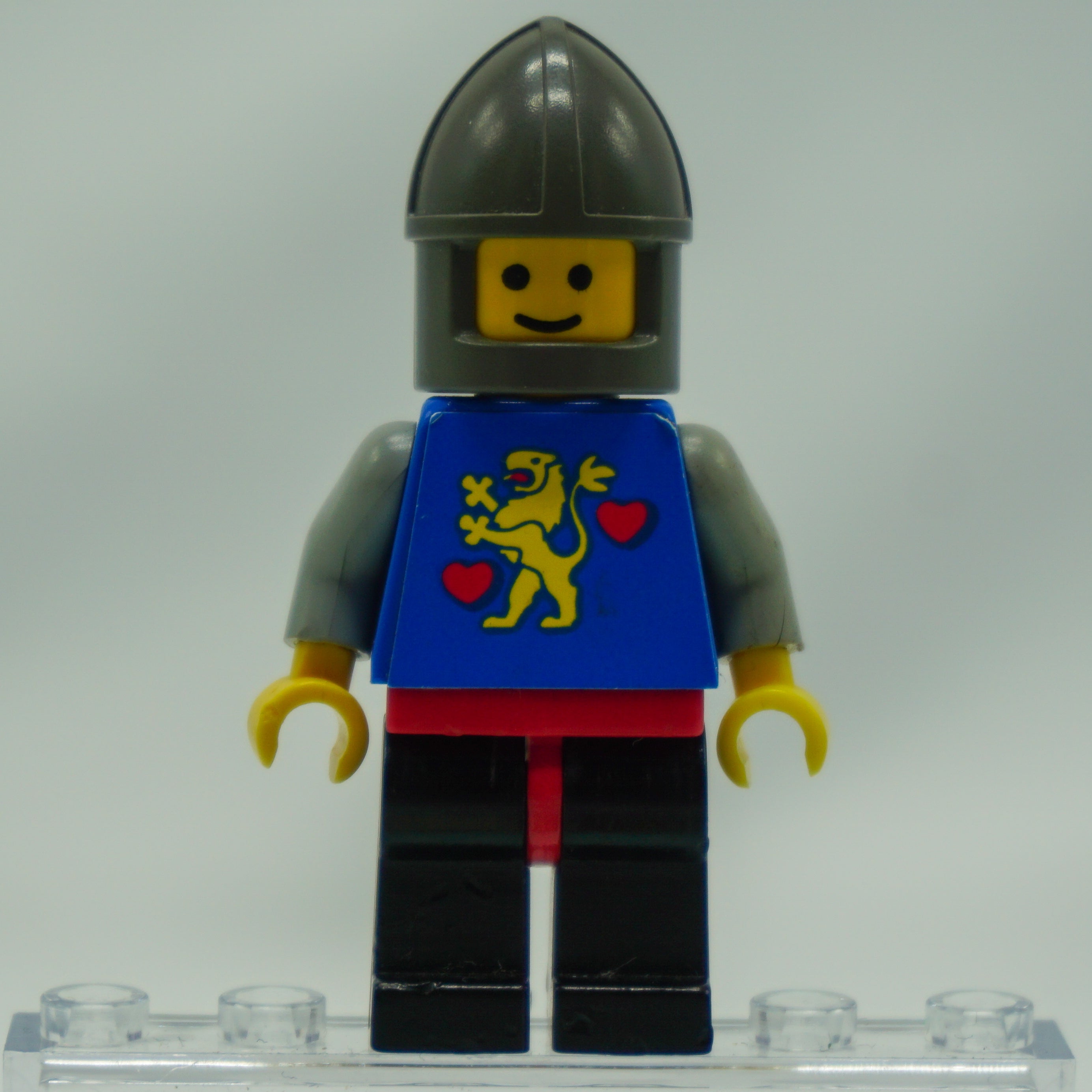 Minifig twn042 - Castle Guard, Lion with Hearts, Black Legs , Dark Gray Chin-Guard (Stickered Torso)
